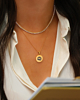 Gouden necklaceparty met kus afdruk