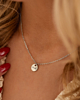 Model draagt zilveren naamketting
