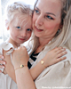 moeder en dochter met hartjes initialen armband.