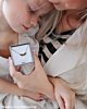 Influencer met goude letter ketting.
