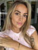 Influencer met gouden armparty