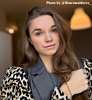 influencer met gouden DRKS sieraden