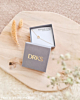 Influencer met gouden hartjes armband