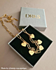 Influencer met hartjes ketting met gravering