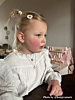 Influencer met kinder ketting