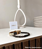 Influencer met de heren kralen armband. 