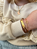 Influencer met kinder armbandjes