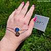 Influencer met tekening armband.