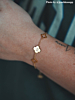 Influencer draagt gouden armband initial