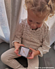 Dochter van influencer met goud armbandje