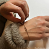 Influencer met goud armbandje
