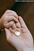 influencer met gouden graveerbare ketting