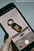 influencer met sleutelhanger goud