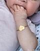 Baby met gouden armband