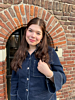 Influencer met parelarmband.