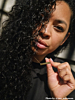 Influencer draagt gouden bar ketting