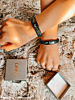 Influencer met leren armbanden