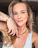 influencer draagt zilveren ketting