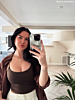 Influencer met sieradenset