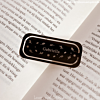influencer met boekenlegger 