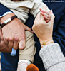 influencer met graveerbare armbanden