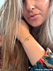 Influencer met armparty