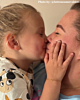 Moeder en dochter met kinder armbandje.