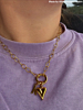Influencer met initial ketting