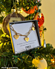 Influencer met hartjes ketting met gravering