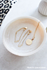 Influencer met goudkleurige ketting