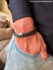 Influencer met bruine heren armband
