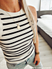 Influencer met graveerbare ketting.