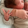 baby en moeder met armbandje