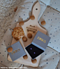 Influencer met borrelplank voor sinterklaas