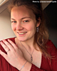 Model draagt de zilveren triple heart ketting.