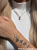 Influencer met gouden armparty