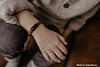 Influencer met bruin armbandje