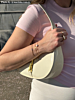 Influencer met 3 gouden armbanden