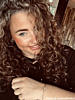 influencer draagt gouden armbandje