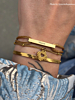 Influencer met armparty