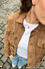 Influencer met oorbel en initial ketting