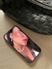 Influencer foto met oorbellen en parel ketting