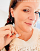 vrouw draagt zilveren ketting