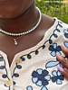 Influencer met parelketting en chain