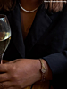 Influencer met parelketting en armparty