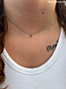 Influencer met birthstone ketting