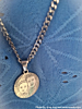 Influencer draagt foto ketting