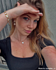 Influencer met goud/witte armband, oorbellen en ketting