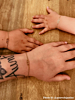 Influencer met moeder dochter armbandjes