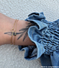 Influencer met 2 gouden armbandjes